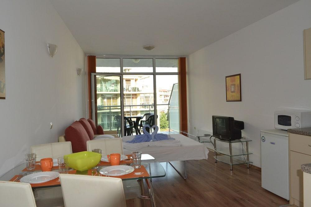 Julia Family Apartments Pantai Sunny Bagian luar foto