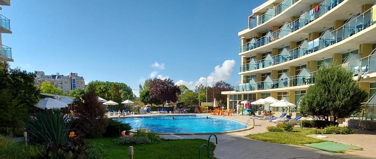 Julia Family Apartments Pantai Sunny Bagian luar foto