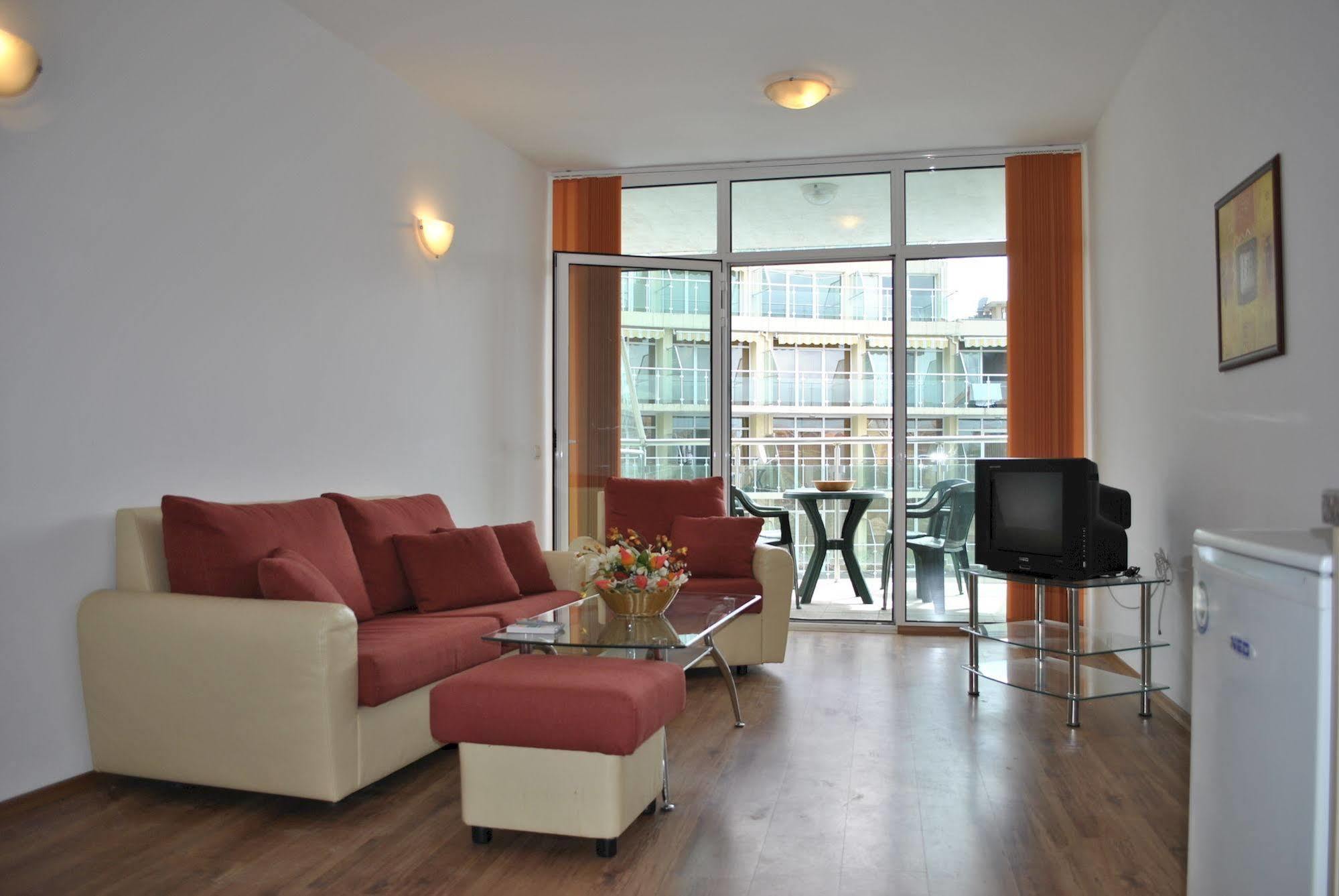 Julia Family Apartments Pantai Sunny Bagian luar foto