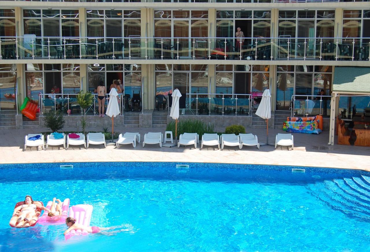 Julia Family Apartments Pantai Sunny Bagian luar foto