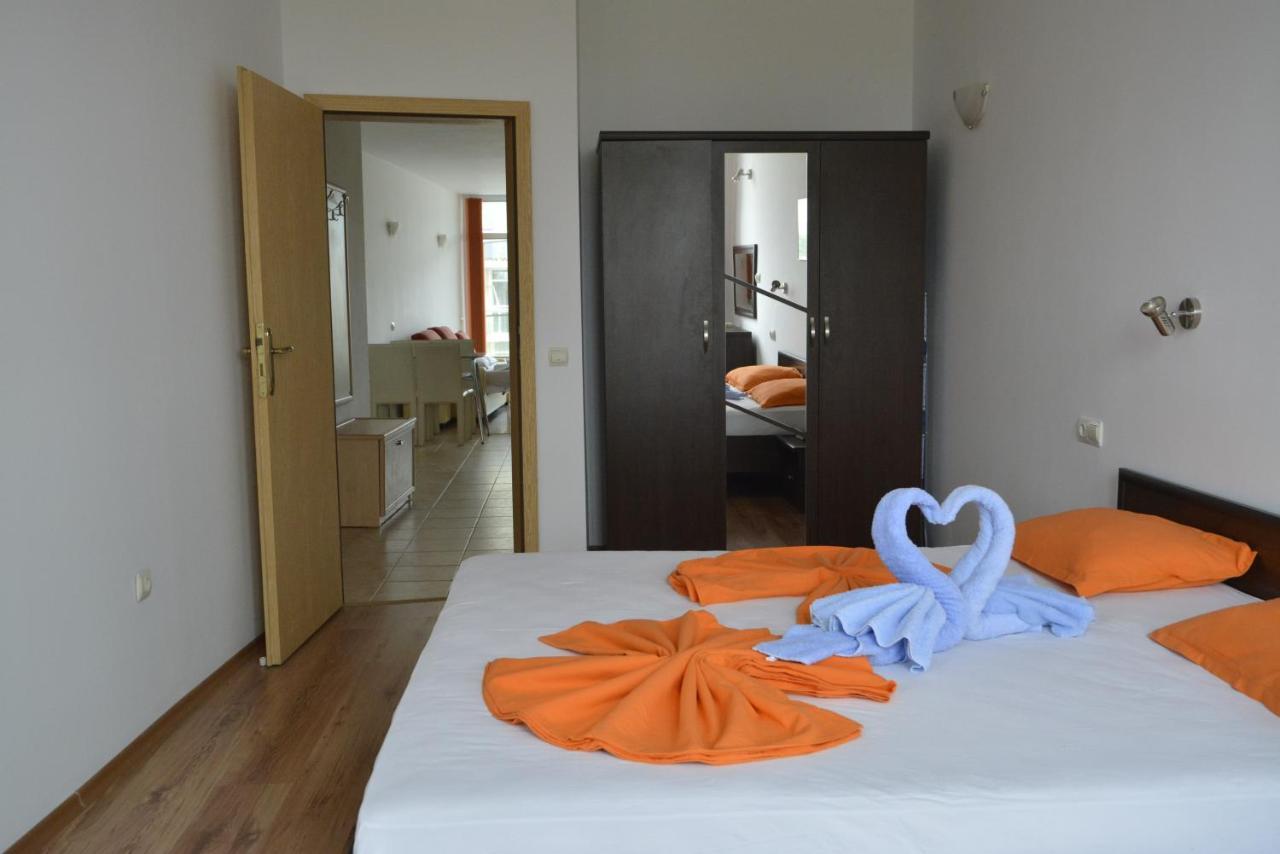 Julia Family Apartments Pantai Sunny Bagian luar foto